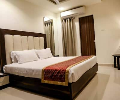 https://imgcld.yatra.com/ytimages/image/upload/t_hotel_yatra_city_desktop/v1475817580/Domestic Hotels/Hotels_Bhopal/Hotel Western Bhopal/Bedroom_2.jpg